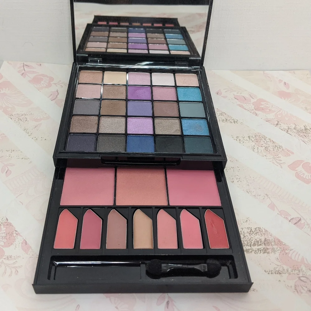 NYX Be Free Makeup Palette Eyeshadow Lip Blush